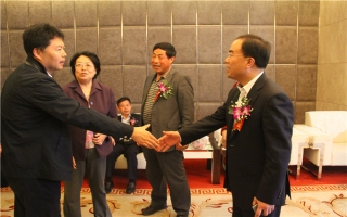 國家發(fā)展改革委資源節(jié)約與環(huán)境保護司牛波處長（和劉總握手）、全國墻材革新工作委員會會長滕軍力（女士）