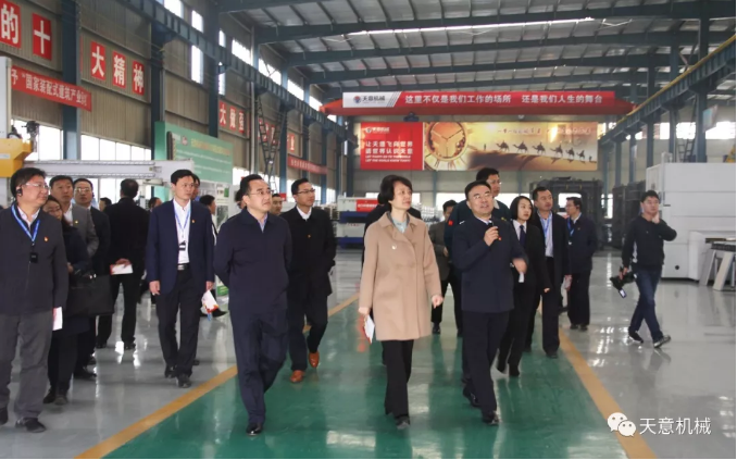 濟(jì)寧市委常委、組織部部長(zhǎng)孔凡萍帶領(lǐng)全市“兩新”組織黨建工作現(xiàn)場(chǎng)觀摩團(tuán)蒞臨天意機(jī)械調(diào)研指導(dǎo)